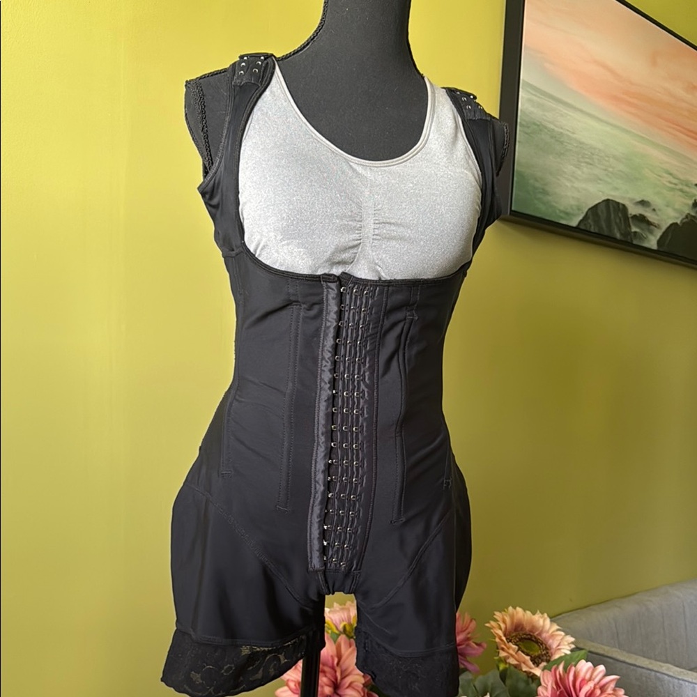 Black Women's Shapewear Bodysuit/Columbian Faja. New without tags! Corset Waist💗